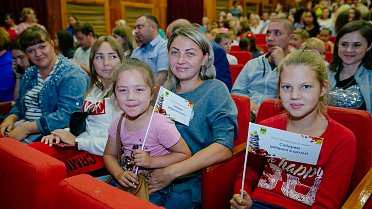 Депутаты ЗС участвуют в акции "Соберем ребенка в школу"